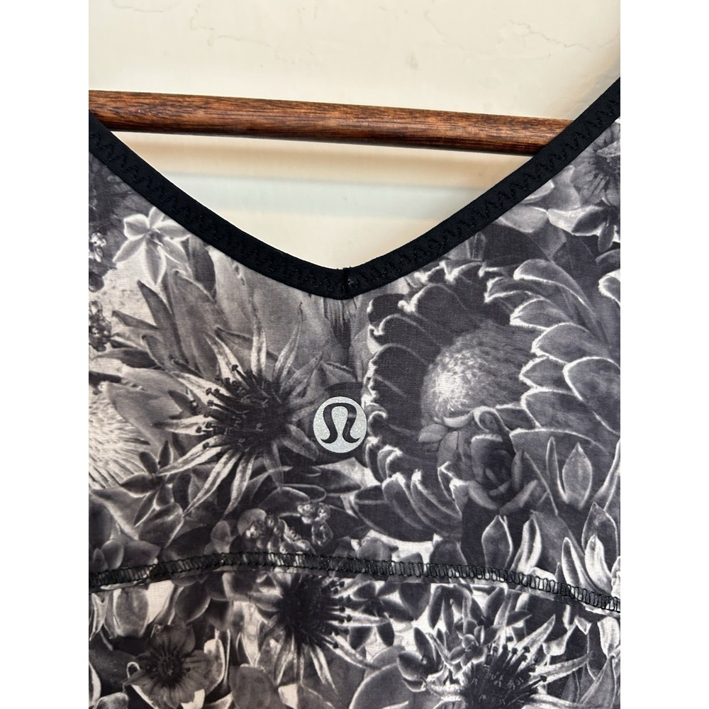 Lululemon Flowabunga Run Split Singlet Dark Floral Tank‎ M Lightweight Sporty - Picture 4 of 5